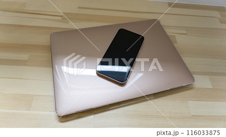 ノートパソコンとスマートフォン ノートパソコンとスマートフォン 116033875