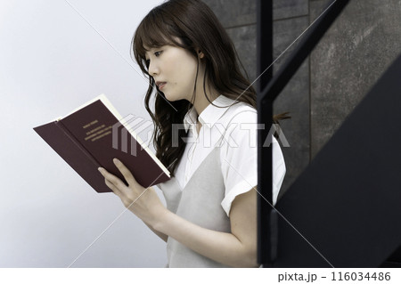 階段で本を読む若い女性 階段で本を読む若い女性 116034486