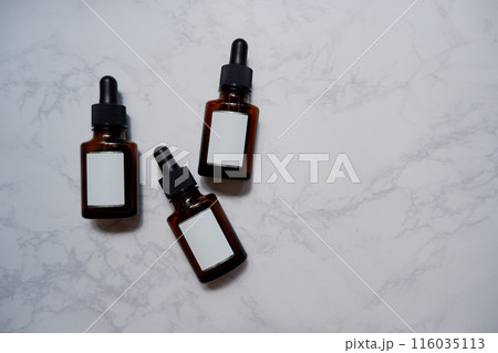 白い背景のボトル、スポイドとボトルモックアップ、エッセンス瓶 白い背景のボトル、スポイドとボトルモックアップ、エッセンス瓶 116035113