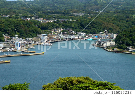 佐賀県唐津市呼子「風の見える丘公園」展望台の眺望 呼子港と玄界灘の海 佐賀県唐津市呼子「風の見える丘公園」展望台の眺望 呼子港と玄界灘の海 116035238