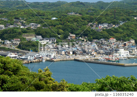 佐賀県唐津市呼子「風の見える丘公園」展望台の眺望 呼子港と玄界灘の海 佐賀県唐津市呼子「風の見える丘公園」展望台の眺望 呼子港と玄界灘の海 116035240