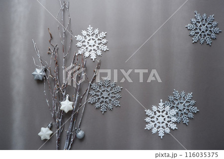 グレー背景にクリスマスデコレーション、冬のデコレーション 116035375