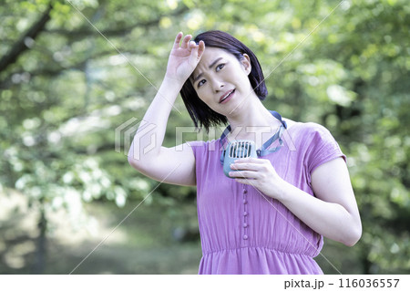 ポータブル扇風機で涼む女性 116036557