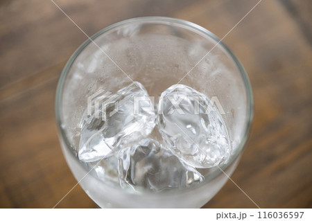 氷の入ったグラス 氷の入ったグラス 116036597