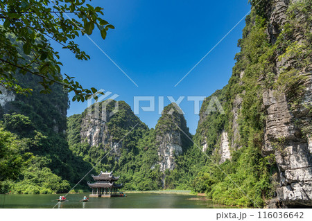 ベトナムハノイ　渓谷の川を手漕ぎのボートで進むニンビンのボートツアーで立ち寄る水上の寺院 116036642