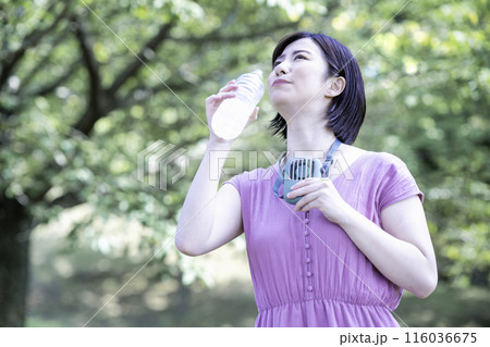 新緑の公園で水分補給する女性 116036675