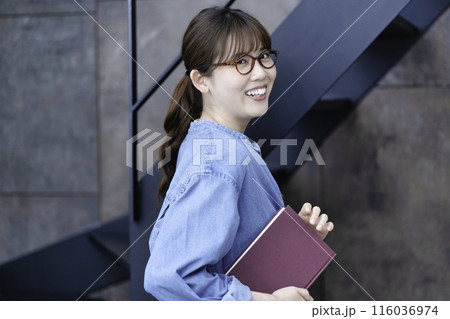愛読書を持つカジュアルな女性 愛読書を持つカジュアルな女性 116036974