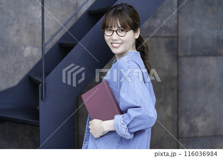 愛読書を持つカジュアルな女性 116036984