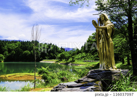 髪を梳かす女神像と鏡ヶ池の写真素材 [116037097] - PIXTA 