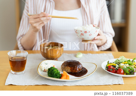 自宅で昼食を食べる若い女性 自宅で昼食を食べる若い女性 116037389