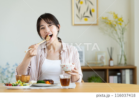 自宅で昼食を食べる若い女性　 116037418