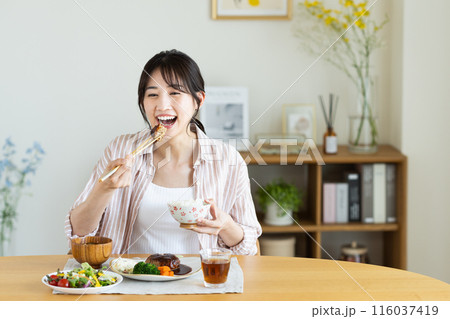 自宅で昼食を食べる若い女性　 116037419