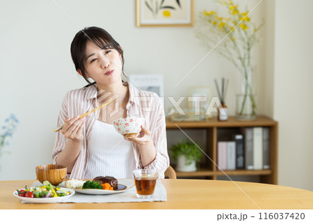 自宅で昼食を食べる若い女性　 116037420