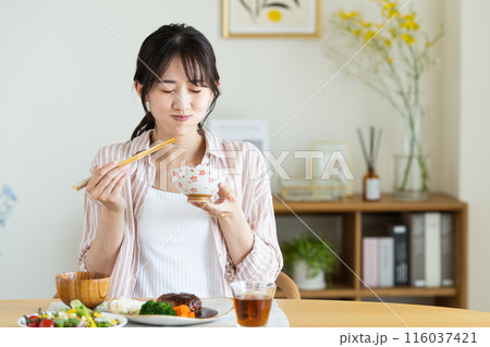 自宅で昼食を食べる若い女性 自宅で昼食を食べる若い女性 116037421