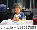 食事をする幼児 116037855