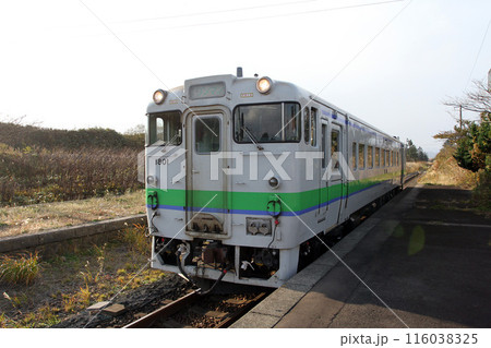 山越駅に到着した上り普通列車　JR山越駅　やまこし　Yamakoshi　H55　函館本線　キハ40 116038325