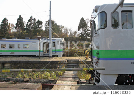 山越駅に停車する上下普通列車 JR山越駅 やまこし Yamakoshi H55 函館本線 キハ40 山越駅に停車する上下普通列車 JR山越駅 やまこし Yamakoshi H55 函館本線 キハ40 116038326