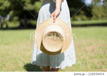 麦わら帽子を持った女性 夏イメージ 麦わら帽子を持った女性 夏イメージ 116038424