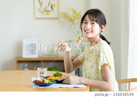 自宅でパスタを食べる若い女性 116038539
