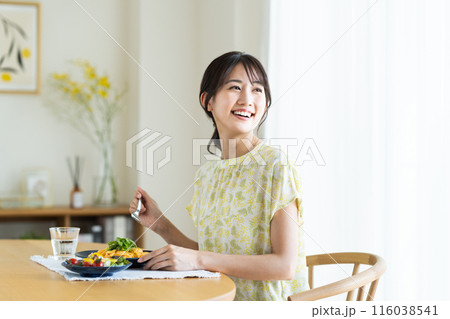 自宅でパスタを食べる若い女性 116038541