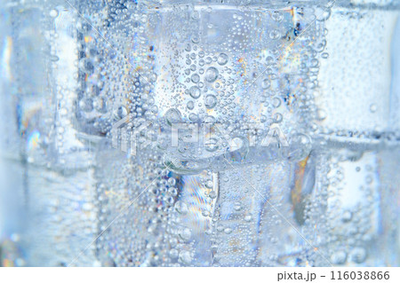 グラスに入った炭酸水と氷 グラスに入った炭酸水と氷 116038866