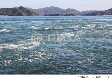 来島海峡小島灯標前の潮の流れ 来島海峡小島灯標前の潮の流れ 116039003