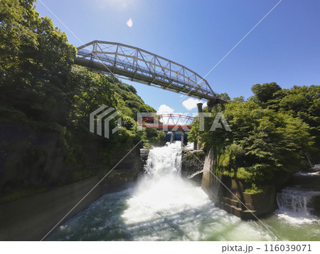 姫川第二ダムの豪快な放流と二つの鉄橋　長野県白馬村 116039071