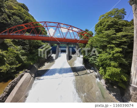 姫川第二ダムの豪快な放流と鉄橋 長野県白馬村 姫川第二ダムの豪快な放流と鉄橋 長野県白馬村 116039074