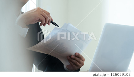 説明する士業の男性 116039102