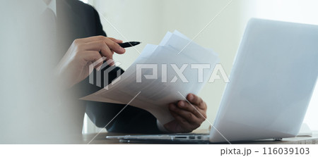 説明する士業の男性 116039103