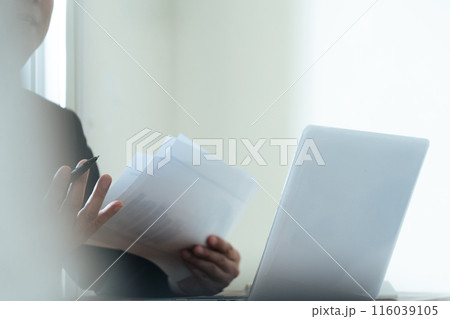 説明する士業の男性 116039105