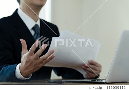 説明する士業の男性 説明する士業の男性 116039111