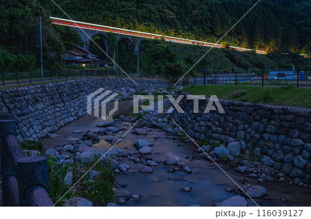 栗木野橋梁（金剛野橋）を通るバスの光跡 116039127