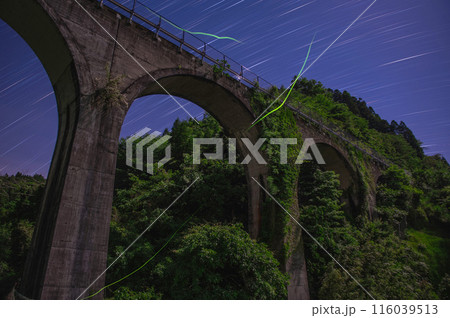 栗木野橋梁とホタルの光と星空 116039513