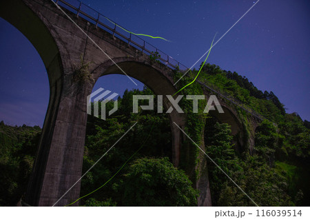 栗木野橋梁とホタルの光と星空 116039514
