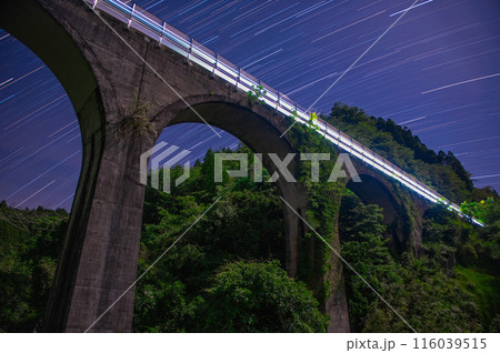 栗木野橋梁(金剛野橋)を通るバスの光跡 栗木野橋梁(金剛野橋)を通るバスの光跡 116039515