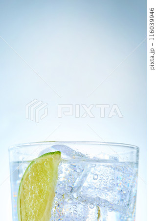 グラスに入った炭酸水と氷とライム グラスに入った炭酸水と氷とライム 116039946