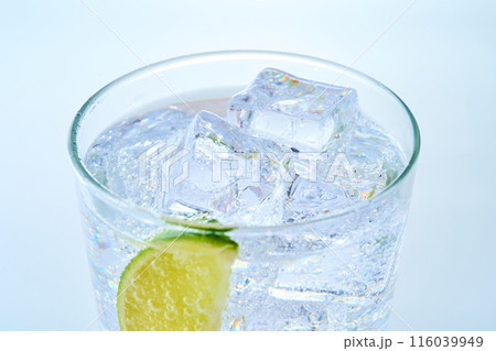 グラスに入った炭酸水と氷とライム グラスに入った炭酸水と氷とライム 116039949