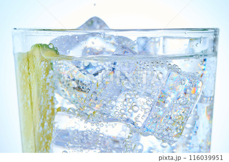 グラスに入った炭酸水と氷とライム 116039951