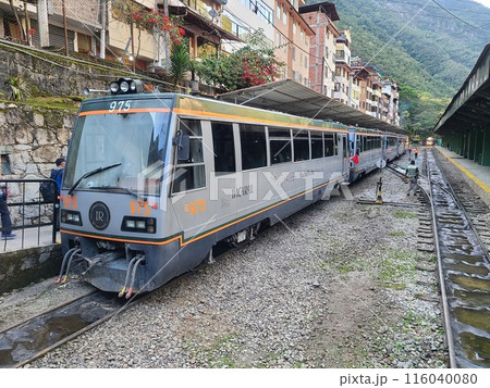 マチュピチュ駅に停まるインカ・レイルの列車 116040080