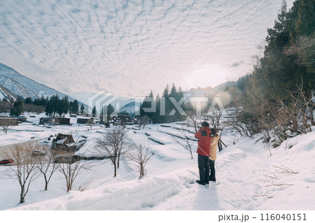 冬の雪山を撮影するカップル 冬の雪山を撮影するカップル 116040151
