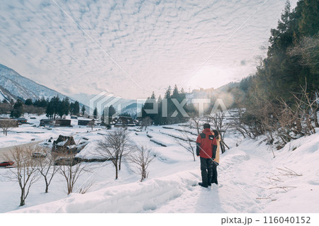 冬の雪山を撮影するカップル 冬の雪山を撮影するカップル 116040152