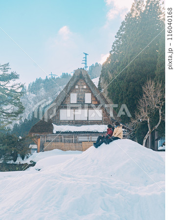 雪の積もった白川郷とカップル 116040168