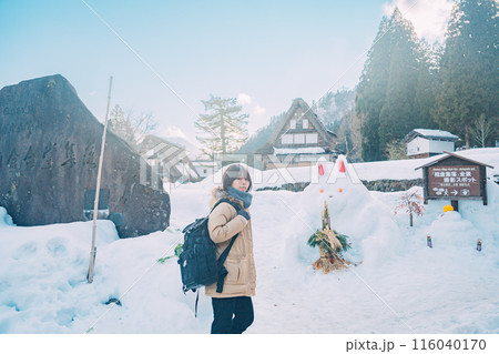雪国の田舎の風景を歩く女性 116040170