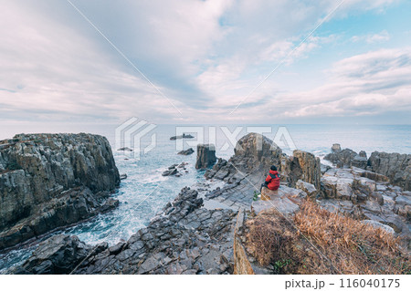 崖から海を眺める男性 崖から海を眺める男性 116040175
