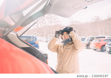 車のトランクを開ける女性 車のトランクを開ける女性 116040197