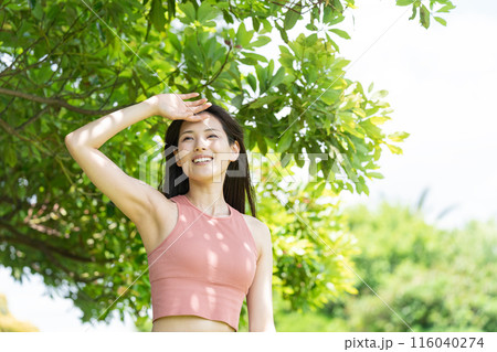 緑豊かな公園でヨガをする女性(屋外ポートレート、リラックス) 緑豊かな公園でヨガをする女性(屋外ポートレート、リラックス) 116040274
