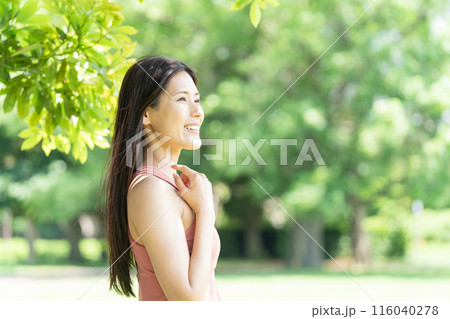緑豊かな公園でヨガをする女性（屋外ポートレート、リラックス） 116040278