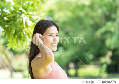 緑豊かな公園でヨガをする女性（屋外ポートレート、リラックス） 116040279