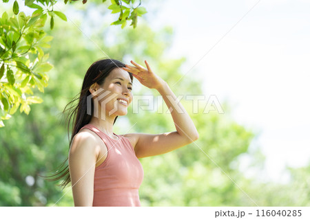 緑豊かな公園でヨガをする女性（屋外ポートレート、リラックス） 116040285